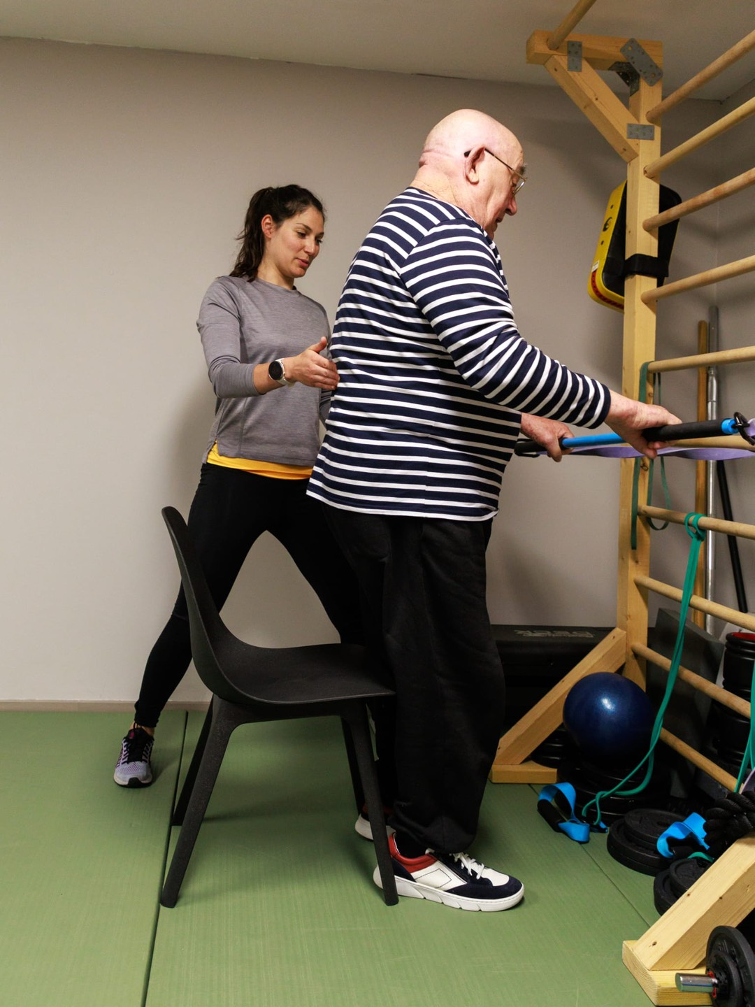 Sonia Leprince guide un patient lors d'un exercice de renforcement encadré